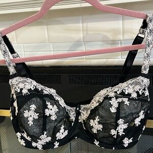 Felina 38DD Underwire bra Black Embroidered Lace w/adjustable stretch straps